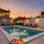 Spacious With Private Pool アパート ボドニャン