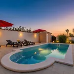 アパート Spacious With Private Pool ボドニャン