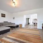 Spacious With Private Pool Apartman