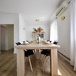 アパート Spacious With Private Pool