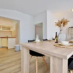 Spacious With Private Pool Apartman