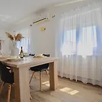 Spacious With Private Pool アパート ボドニャン