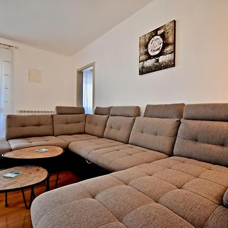 Spacious With Private Pool Apartment Vodnjan