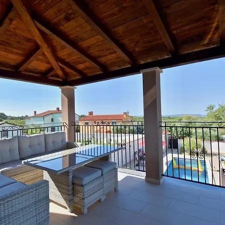 Spacious With Private Pool Appartamento