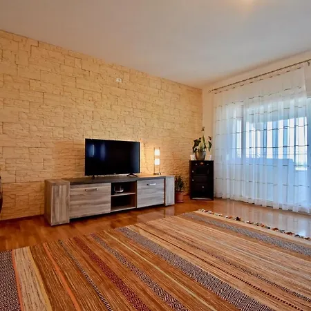 Spacious With Private Pool *