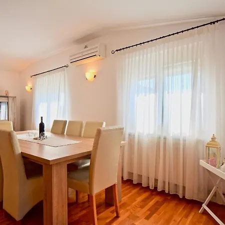 Spacious With Private Pool Vodnjan