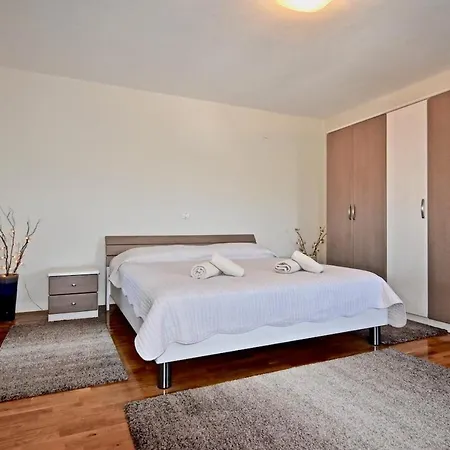 Spacious With Private Pool Apartment *
