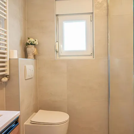 Spacious With Private Pool Apartman