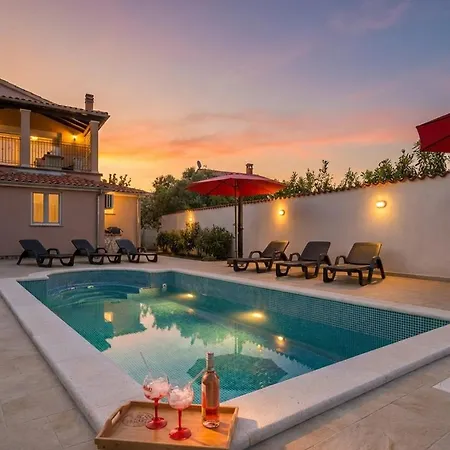 Spacious With Private Pool Apartment Vodnjan