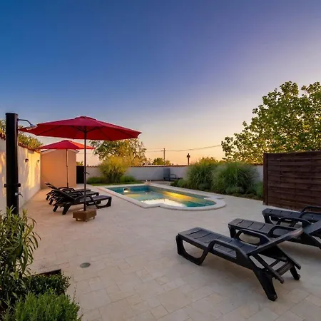 Spacious With Private Pool *