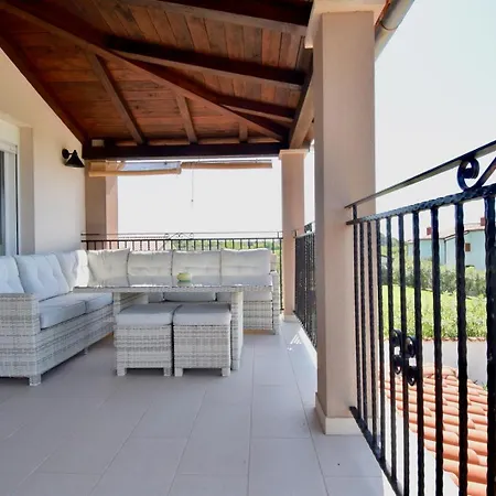 Spacious With Private Pool *