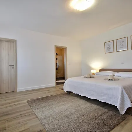 Spacious With Private Pool Apartman *