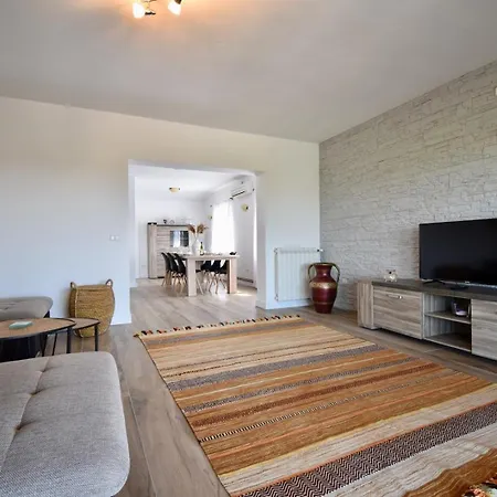 Spacious With Private Pool ボドニャン