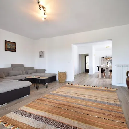 Spacious With Private Pool Apartment