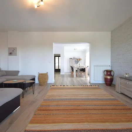 Spacious With Private Pool * Vodnjan