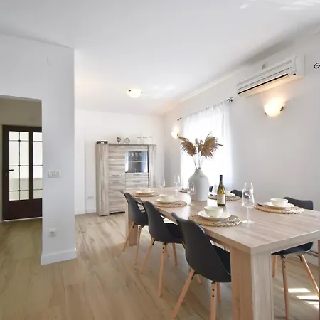 Apartment Spacious With Private Pool