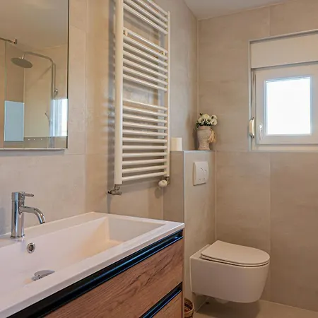 Spacious With Private Pool *